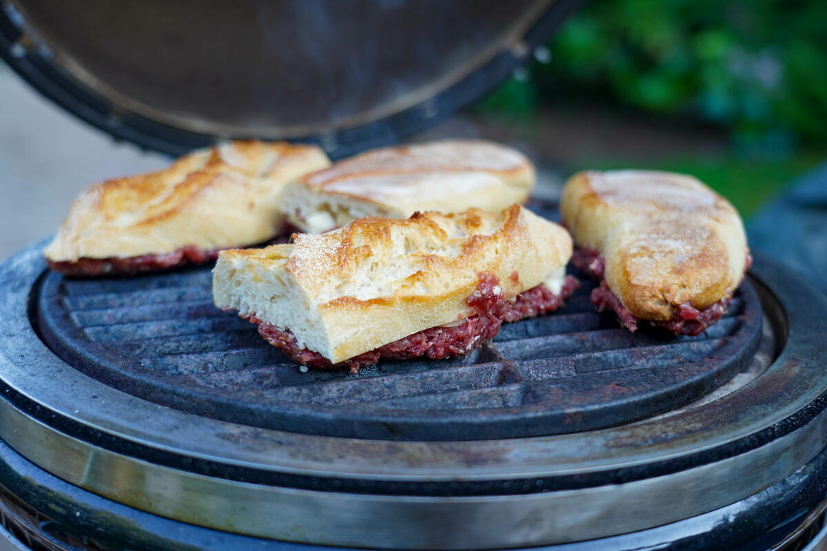 Auf den Grill geben bis das Fleisch gut angeröstet ist.   (Quelle: Kapuhs/DJV)