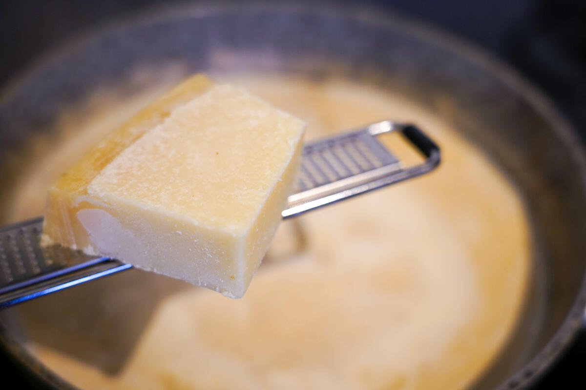 Wildfond aufkochen, Sahne dazugeben und fein geriebenen Parmesan unterrühren.  (Quelle: Kapuhs/DJV)