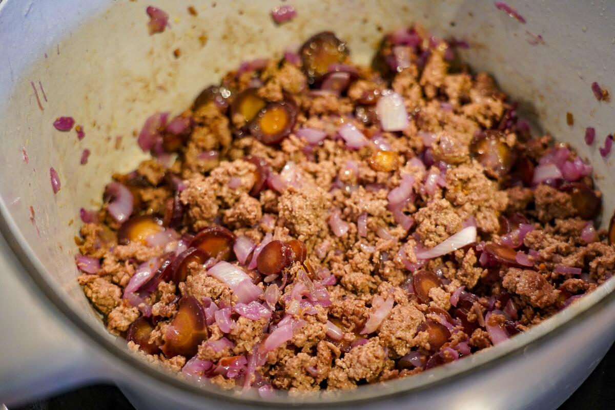 Nacheinander Möhren, Zwiebeln und Hackfleisch anbraten.  (Quelle: Kapuhs/DJV)