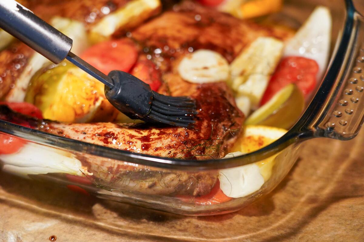 Nach einer Stunde Garzeit mit einer Marinade bestreichen. (Quelle: Kapuhs/DJV )