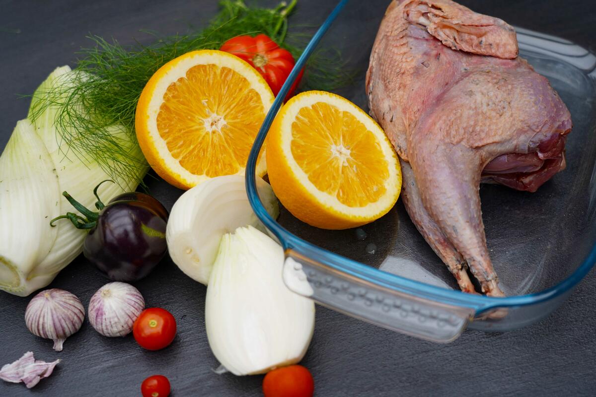 Die Hauptzutaten für das Rezept: Fasan, Fenchel, Tomaten, Zwiebel und eine Orange. (Quelle: Kapuhs/DJV )