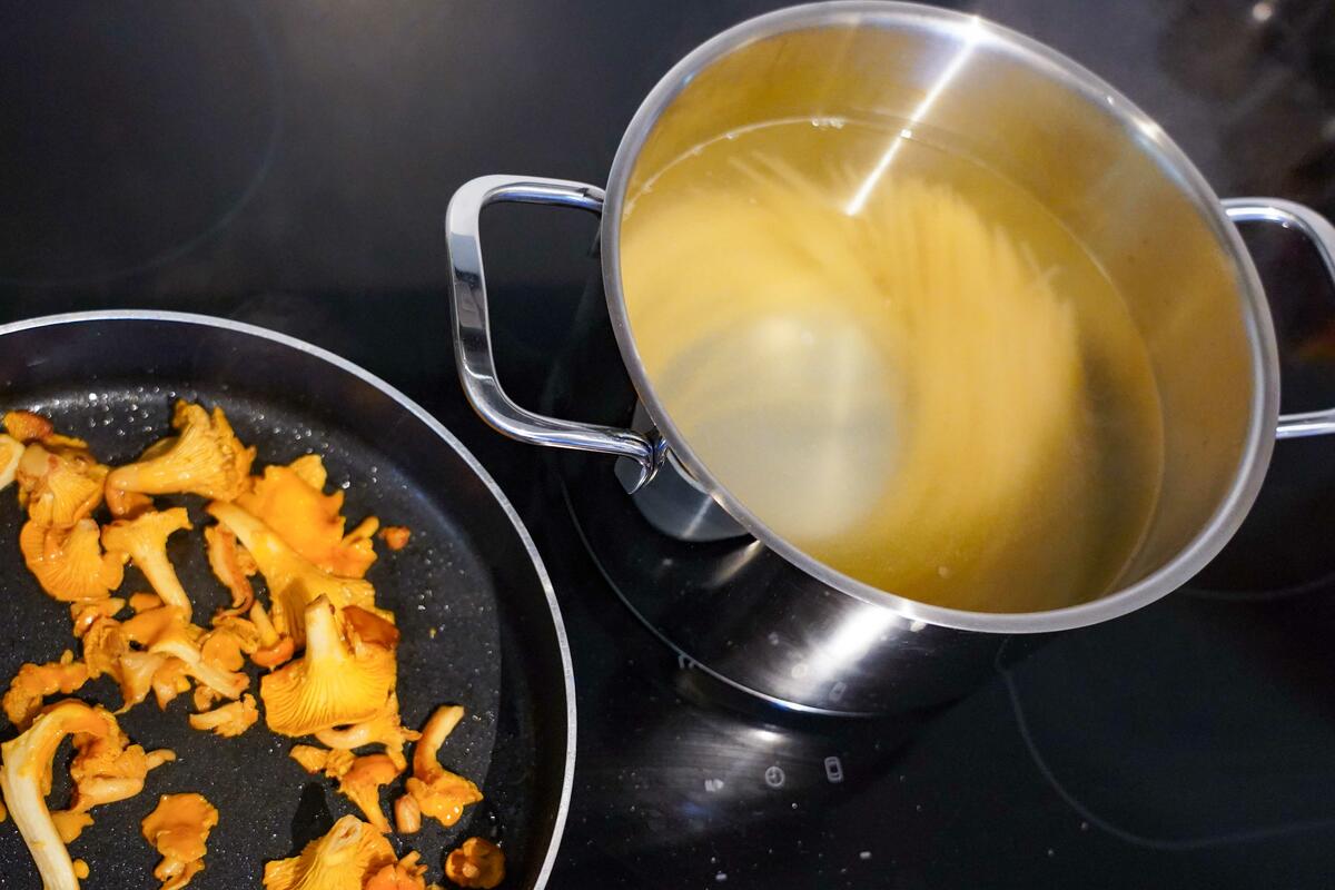 Pilze anbraten, Spaghetti wie gewohnt kochen.  (Quelle: Kapuhs/DJV)