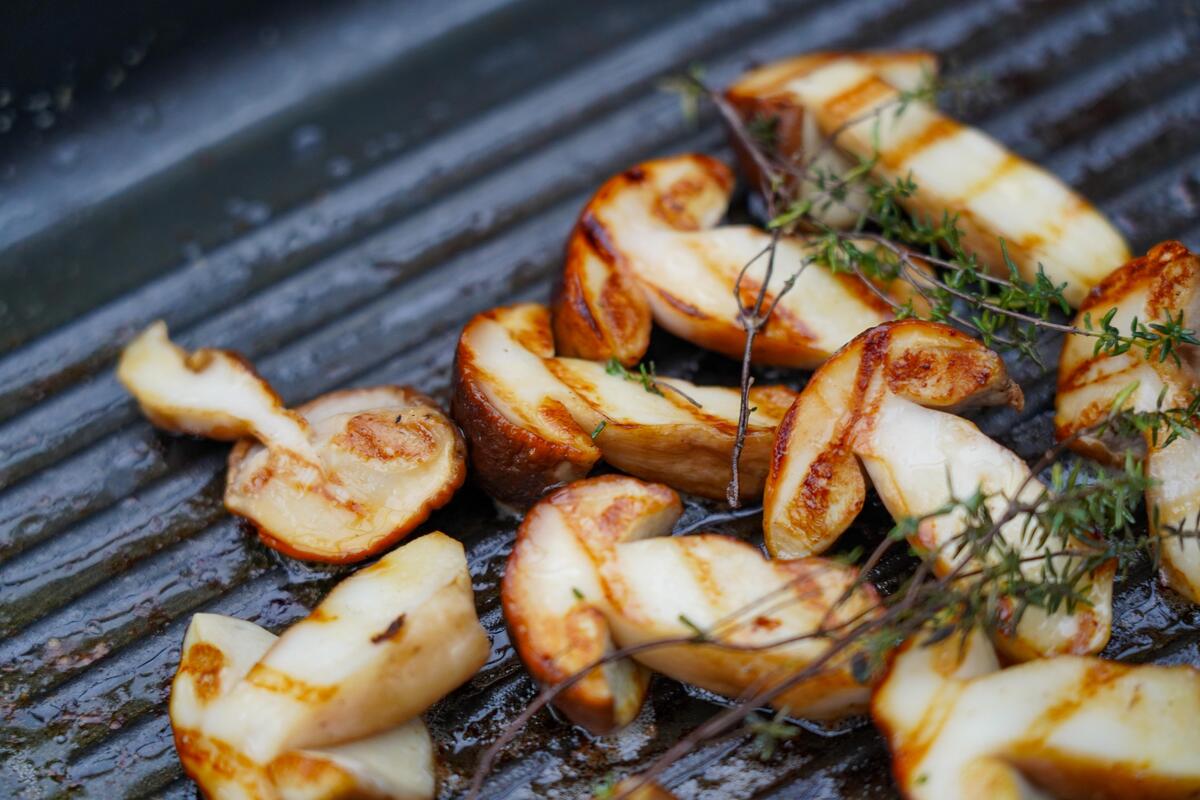 Die Pilze halbieren oder in Scheiben schneiden. In Butter rundherum anrösten. Mit Salz, Pfeffer und frischem Thymian würzen.  (Quelle: Kapuhs/DJV)