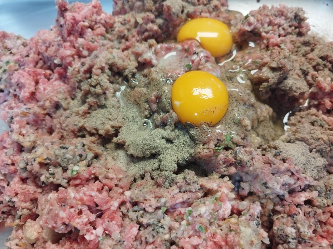 Vor dem Mengen der Masse das Ei zu geben und mit Salz und Pfeffer würzen. (Quelle: Henze/DJV)