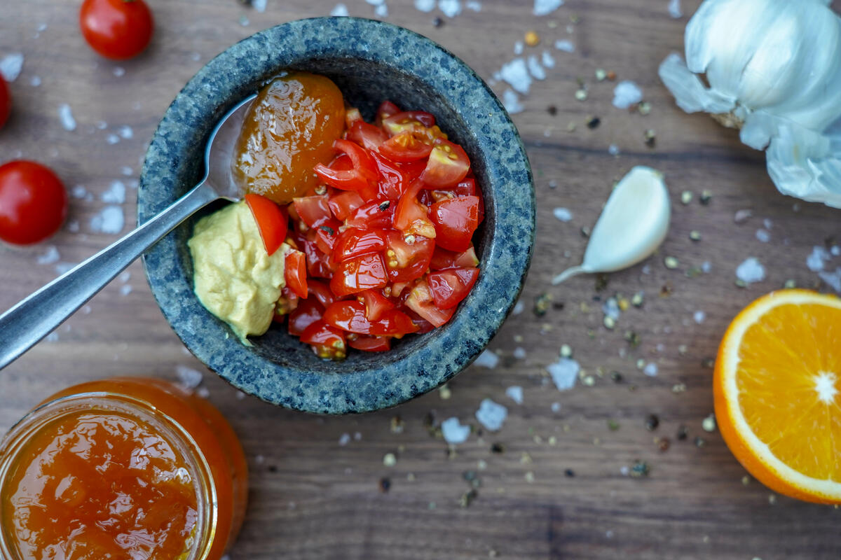 Die fruchtige Marinade anrühren.  (Quelle: Kapuhs/DJV)