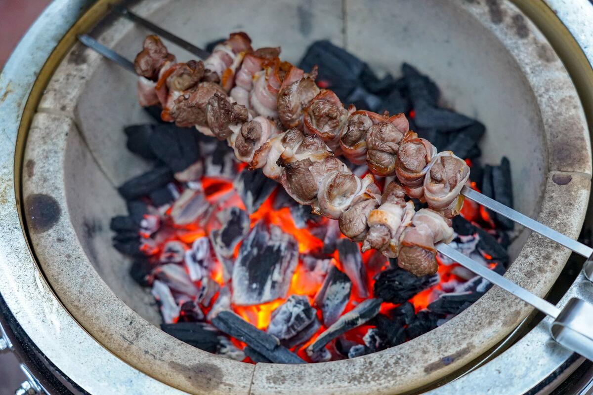 Sobald das Fleisch gut angeröstet ist, mit der Marinade bepinseln.  (Quelle: Kapuhs/DJV)