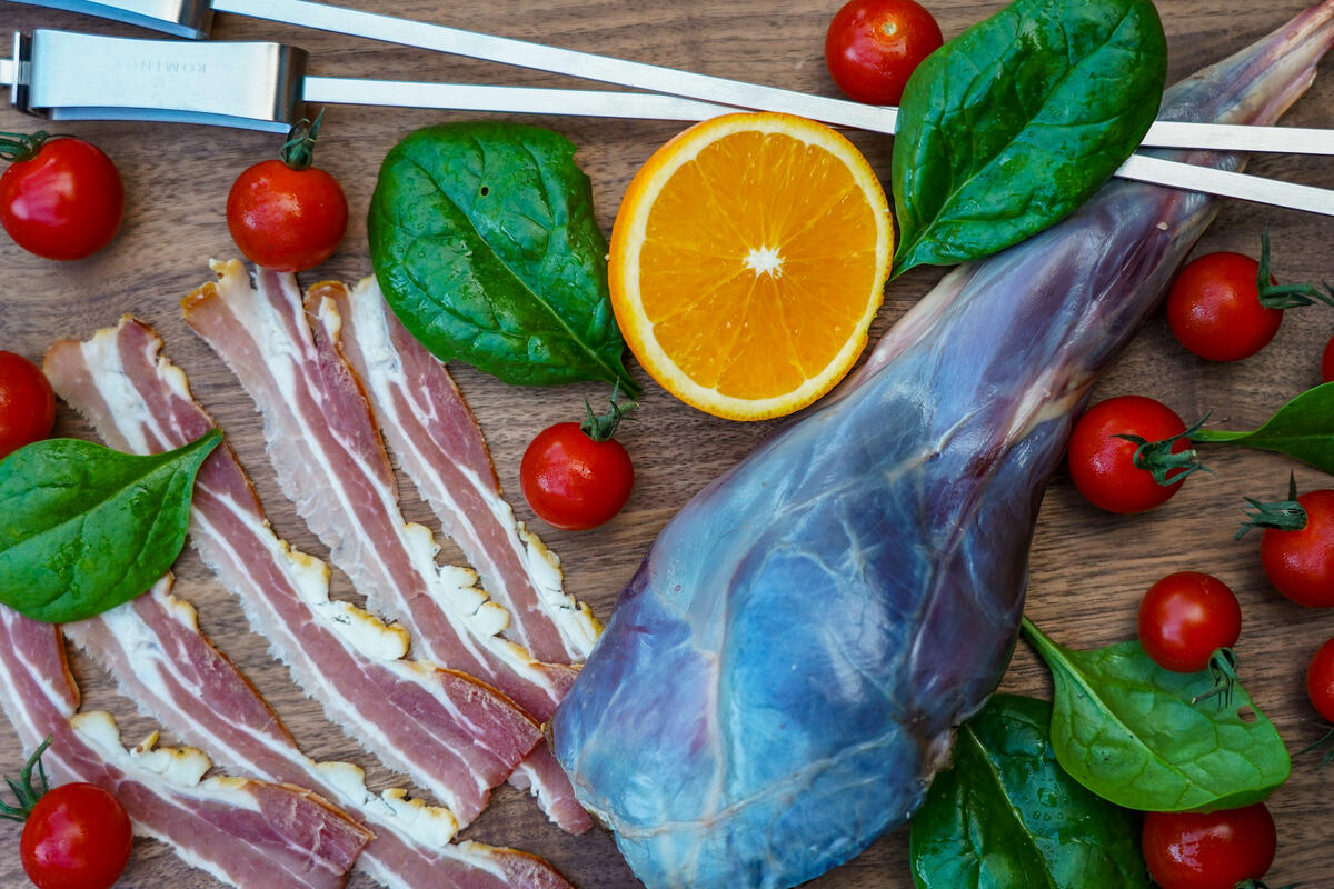 Die Hauptzutaten für das Rezept: Feldhase, Speck, Kirschtomaten, Orange und Spinat. (Quelle: Kapuhs/DJV)