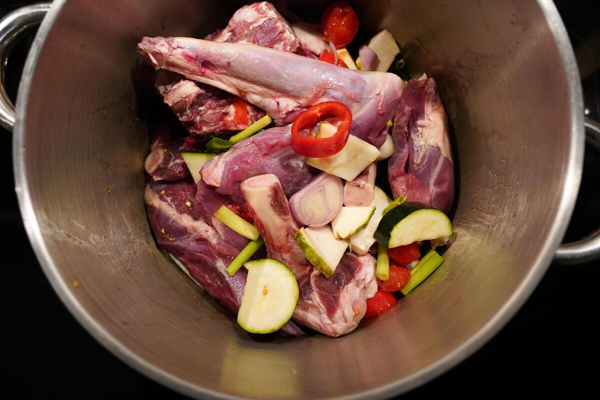 Ein bunter Mix: Rehschulter, Wildschweinhaxen, Rotwildnacken sowie verschiedenes Gemüse. Ich hatte tatsächlich noch ein paar Tomaten, eine Peperoni u.ä. im Kühlschrank, die einfach mit im Pott gelandet sind.   (Quelle: Kapuhs/DJV)