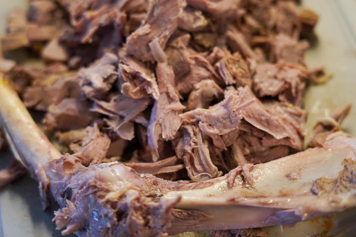 Nach zwei Stunden Kochzeit das Wildbret herausnehmen und das Fleisch von den Knochen zupfen.  (Quelle: Kapuhs/DJV)