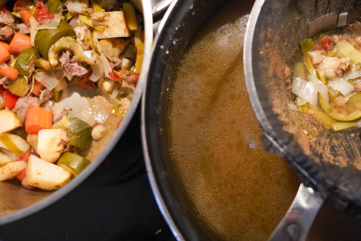 Die Suppe durch ein feines Sieb oder Küchentuch abseihen.  (Quelle: Kapuhs/DJV)