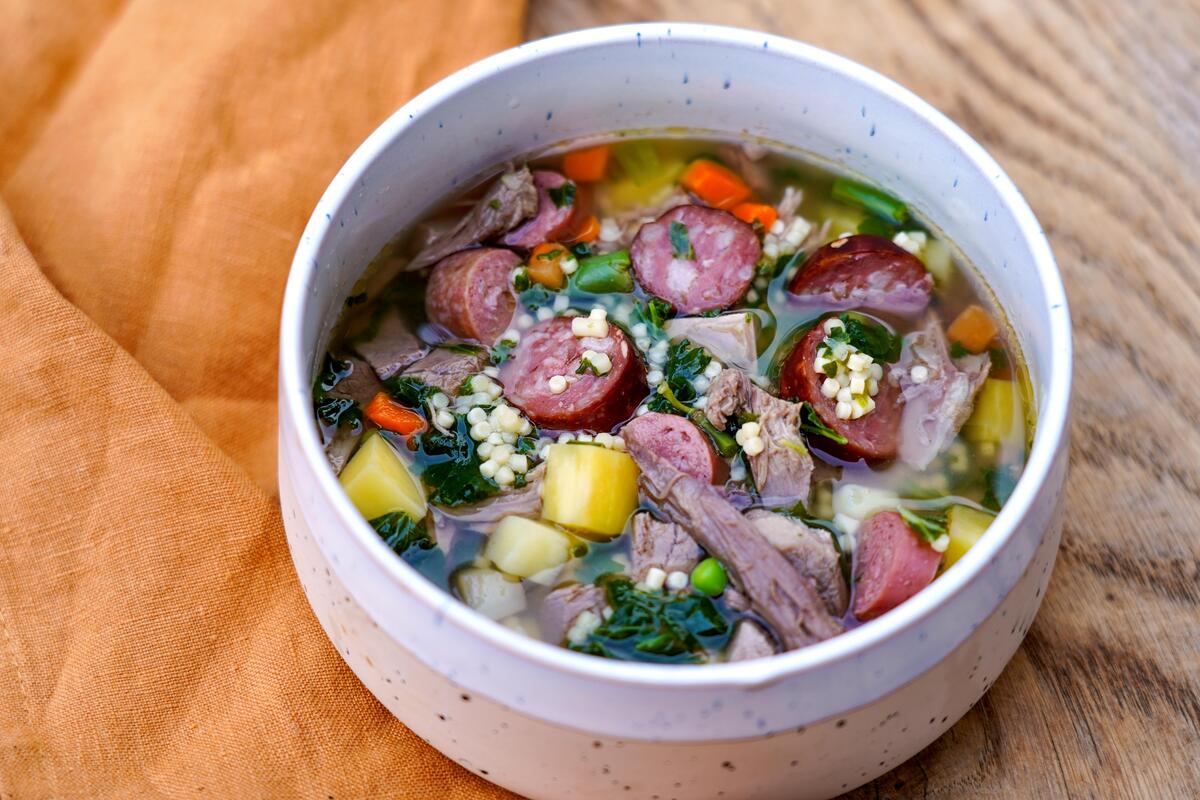 Graupen, Gemüseeinlage und Fleisch dazugeben, noch kurz köcheln lassen und mit Baguette servieren. (Quelle: Kapuhs/DJV)