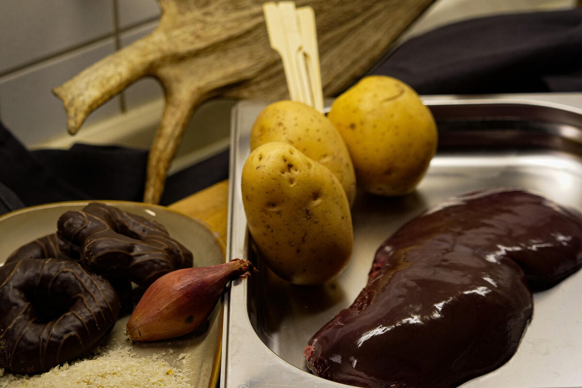 Die Zutatenliste für die pfiffige Praline ist überschaubar: Kartoffeln, Leber, Lebkuchen, Schalotte, Mehl, Milch & Gewürze. (Quelle: Jannik Hennefarth)