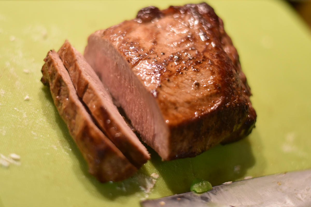 Rotkohlsalat mit Wildschweinrücken | Deutscher Jagdverband