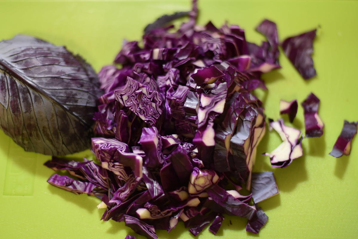 Rotkohl in Streifen schneiden, Tomaten halbieren.  (Quelle: Kapuhs/DJV)