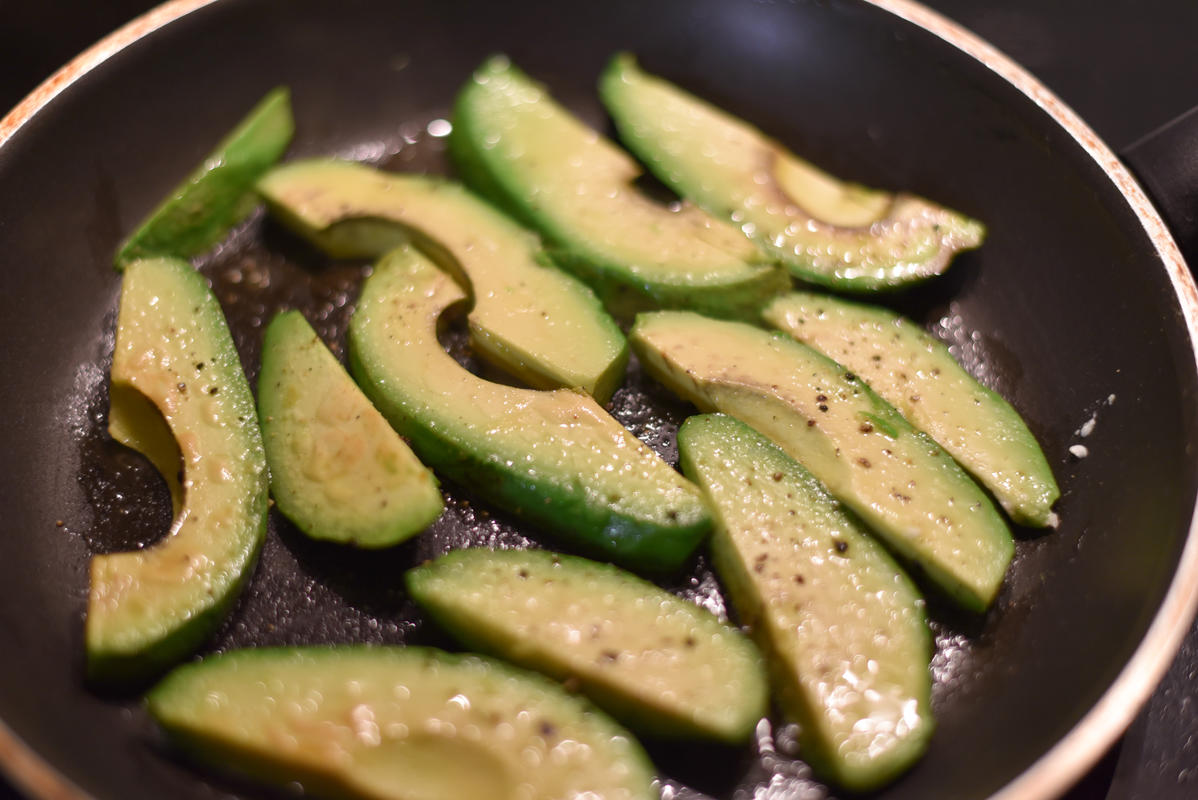 Avocado ebenfalls in Streifen schneiden, Schale entfernen und anbraten. (Quelle: Kapuhs/DJV)