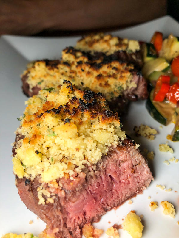 Das Steak ist außen knusprig und innen noch saftig und rosa. Das fruchtig-knusprige Topping gibt dem Steak den letzten Schliff.  (Quelle: Kapuhs/DJV )