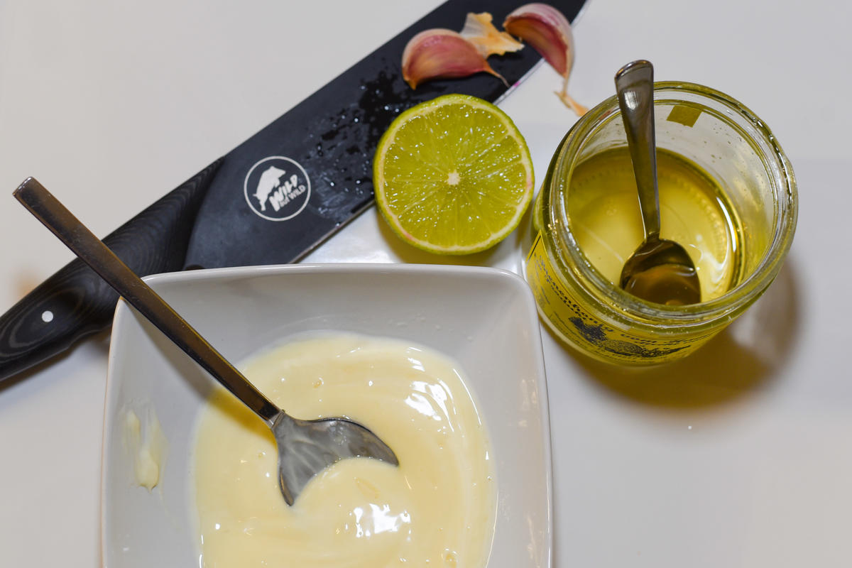 Für die Remoulade Mayonnaise, Limettensaft, Honig und Knoblauch mischen.  (Quelle: Kapuhs/DJV )