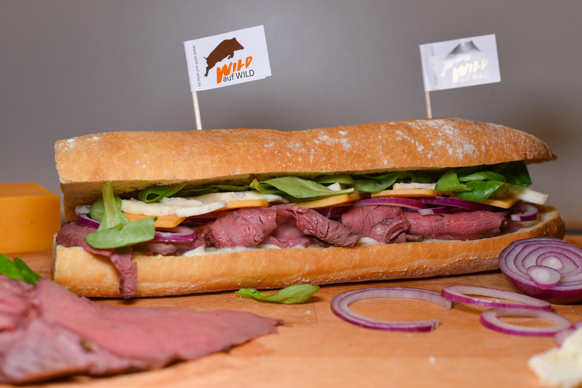 Das Baguette mit Remoulade bestreichen und mit Zwiebeln, Wildbraten, Käse sowie Salat belegen. (Quelle: Kapuhs/DJV )