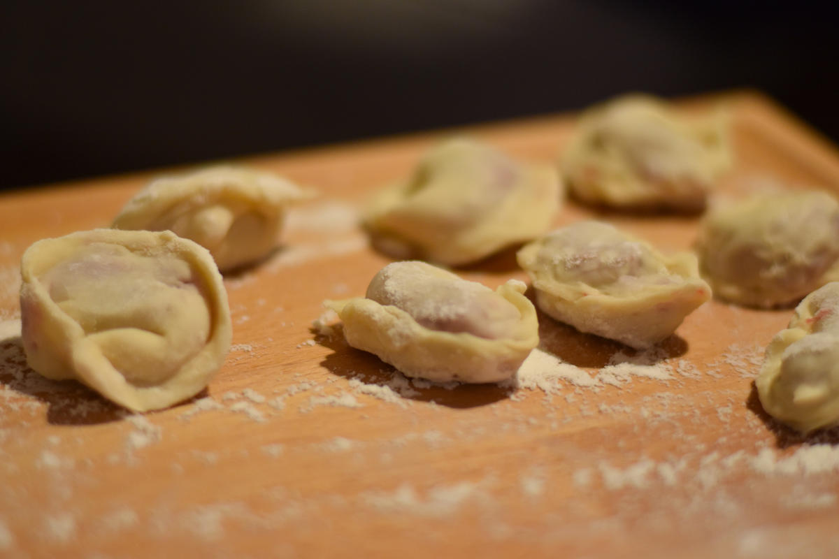 Die Pelmeni verschließen und auf ein mit Mehl bestäubtes Brett legen.  (Quelle: Kapuhs/DJV )