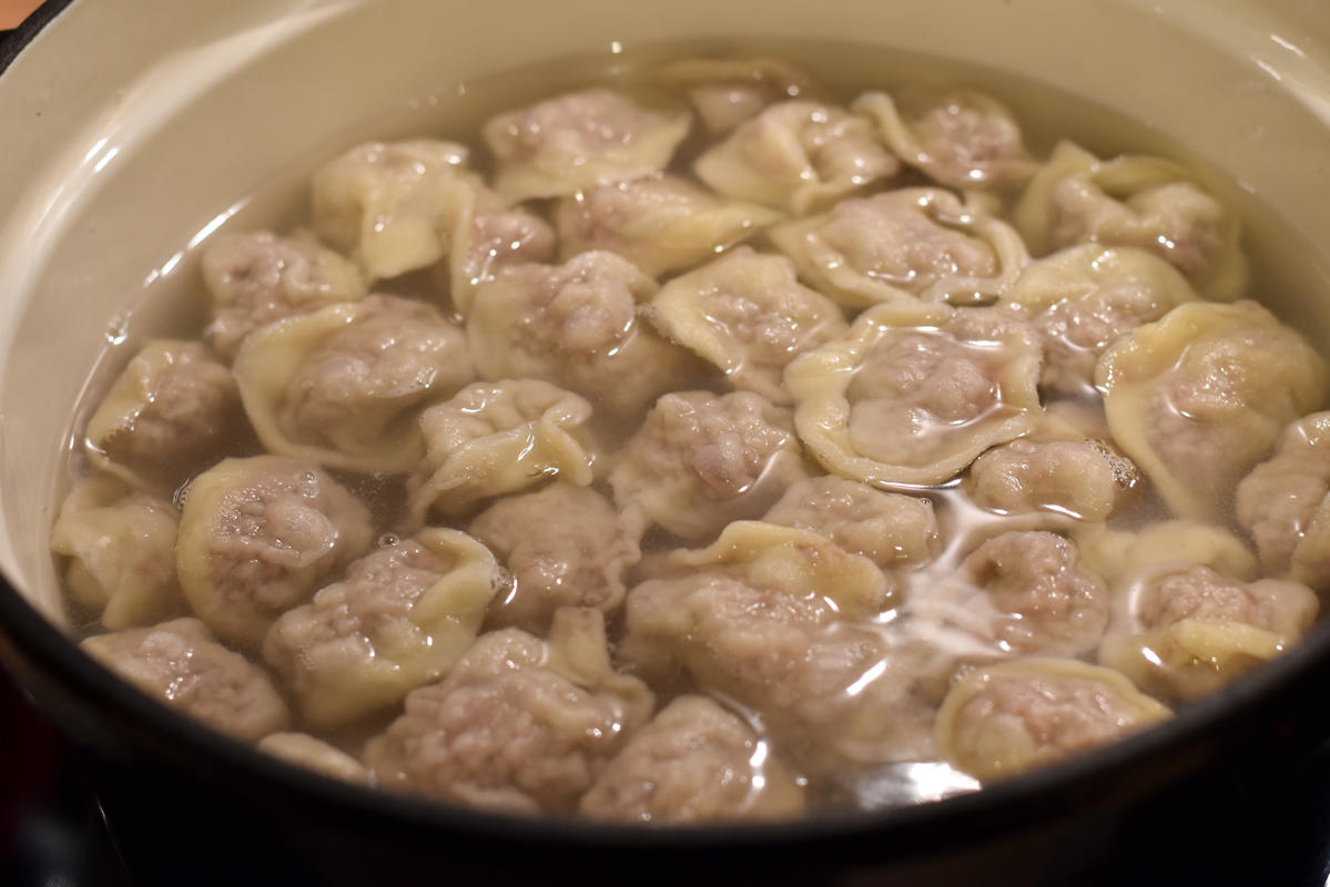 Die Pelmeni in Salzwasser für zirka 15 bis 20 Minuten auf kleiner Flamme köcheln.  (Quelle: Kapuhs/DJV )