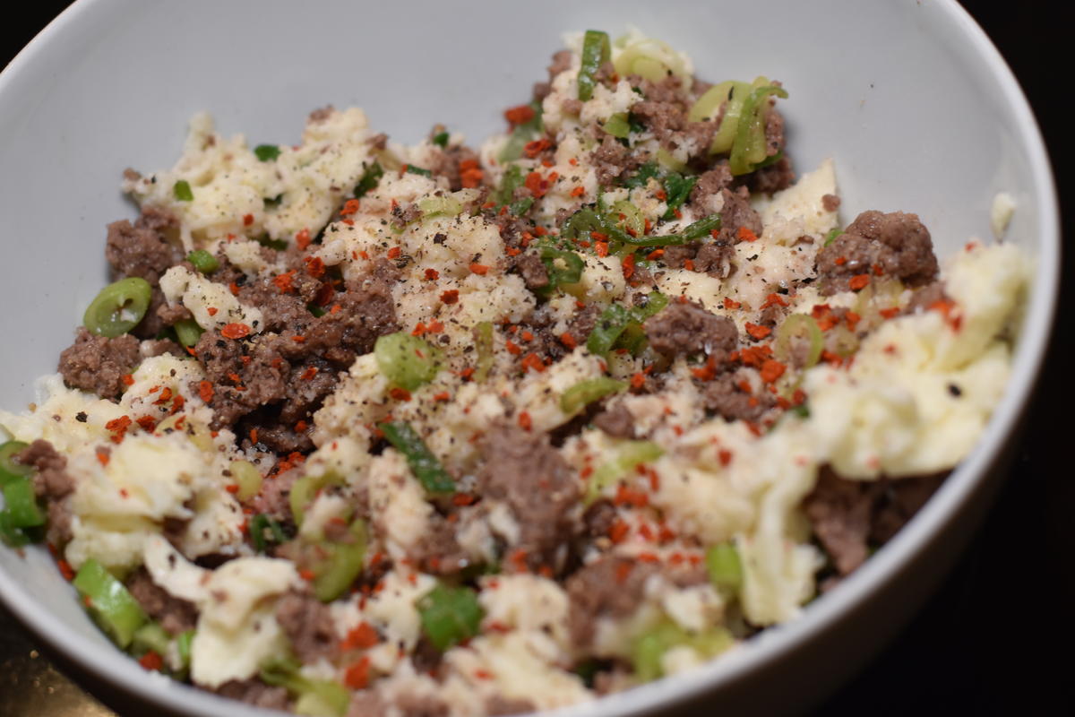 Wildhackfleisch mit Mozzarella mischen, erneut abschmecken und würzen (Quelle: Kapuhs/DJV)