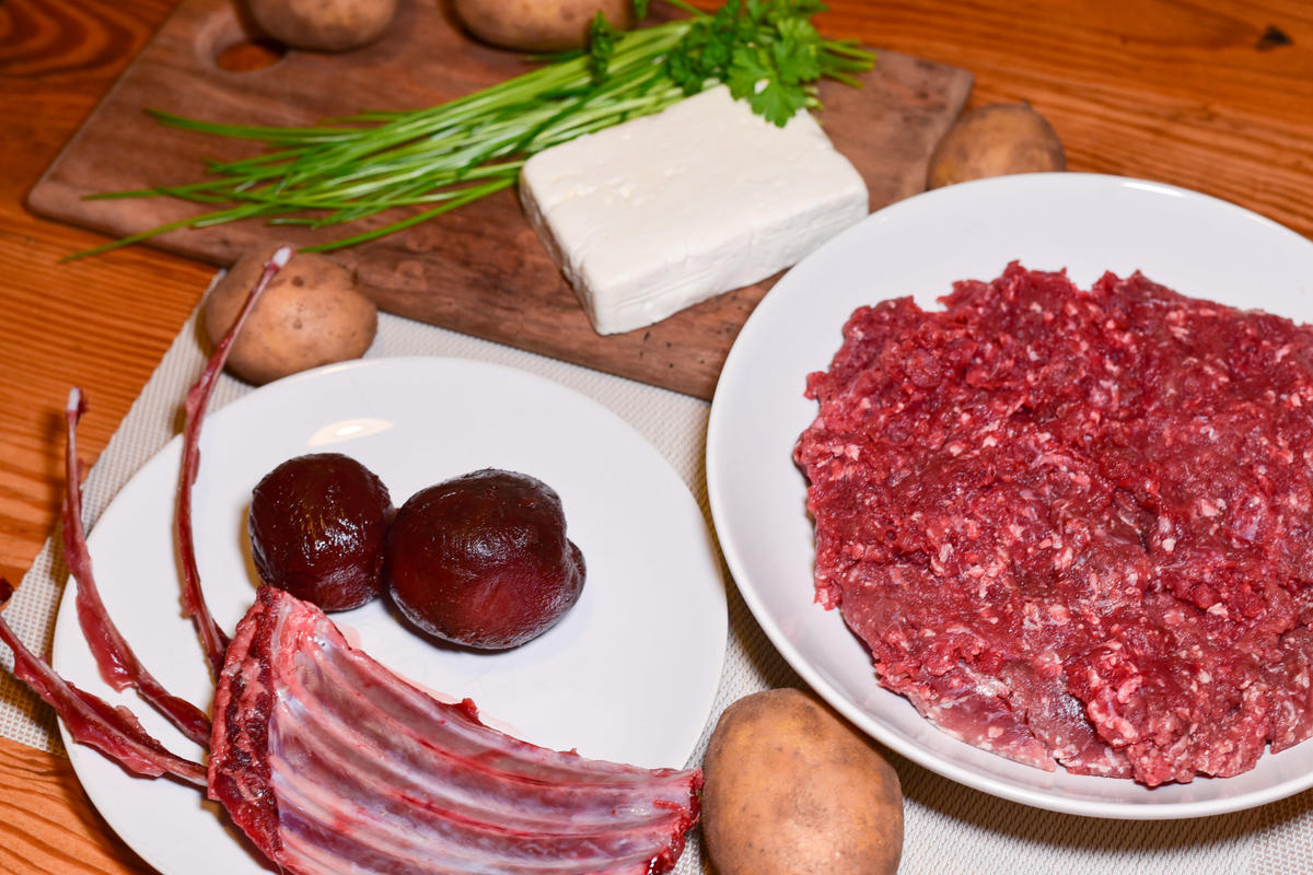 Die Hauptzutaten für das faslche Karree: Rotwildhack, Fete-Käse, Kartoffeln, Rote Beete, Schnittlauch und Rippenbögen.  (Quelle: Kapuhs/DJV )