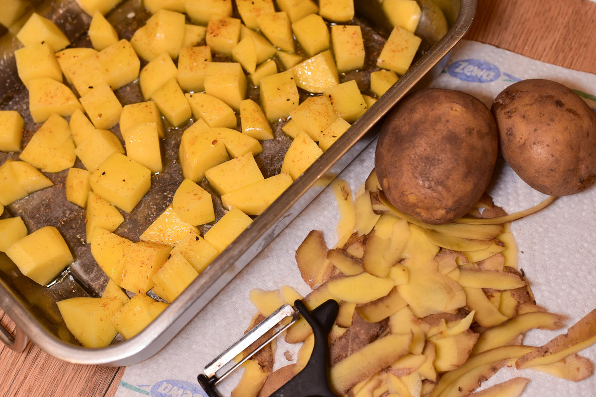 Kartoffeln schälen und in Würfel schneiden. Mit Öl beträufeln, würzen und knusprig backen. Später Rote Beete Würfel dazugeben.  (Quelle: Kapuhs/DJV )