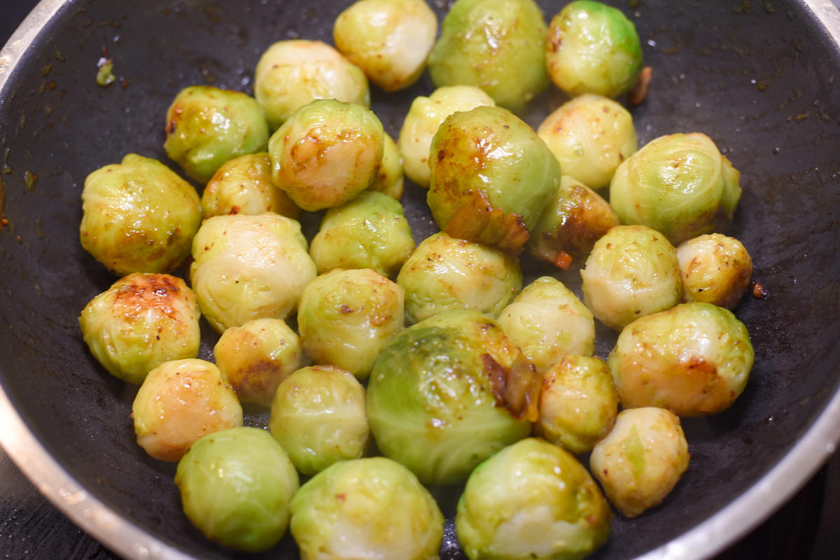 Rosenkohl blanchieren und anschließend in etwas Butter anrösten.  (Quelle: Kapuhs/DJV )