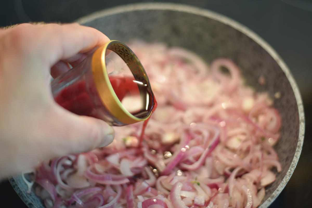 Zwiebeln mit Rotwein ablöschen, Honig unterrühren (Quelle: Kapuhs/DJV)