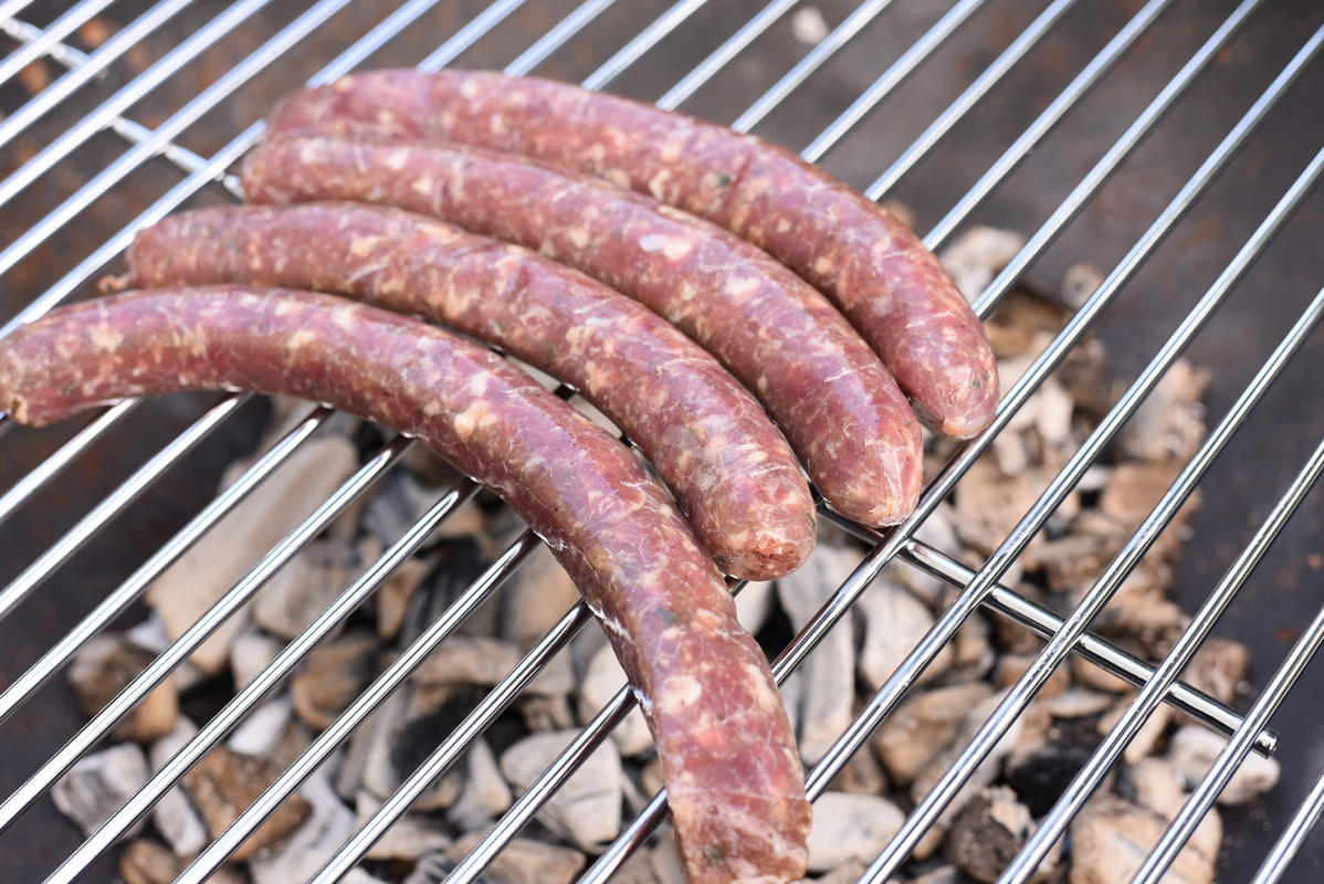 Wildwurst wie gewohnt grillen, die Hot Dog Brötchen erwärmen (Quelle: Kapuhs/DJV)