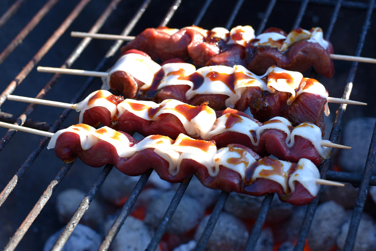 Die Rehspieße bei direkter Hitze für wenige Minuten grillen. (Quelle: Kapuhs/DJV)