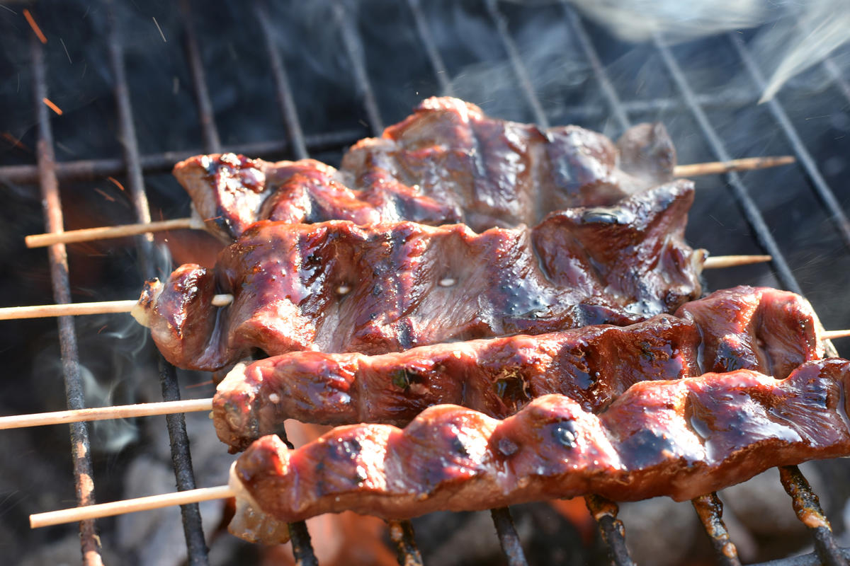 Wenn der Speck leicht knusprig ist, sind die Grillfackeln fertig. Nun mit Za'atar bestreuen.  (Quelle: Kapuhs/DJV)