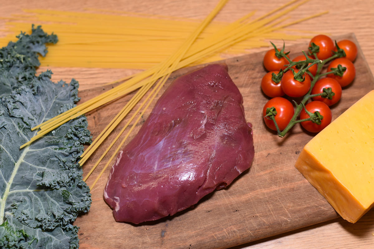 Die Hauptzutaten für das Pasta-Gericht: Reh-Oberschale, Grünkohl, Spaghetti, Tomaten, Käse.  (Quelle: Kapuhs/DJV)