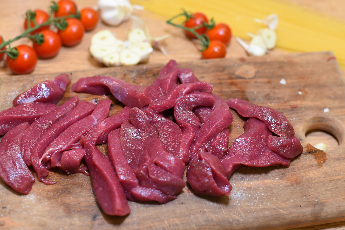 Das Rehfleisch in feine Streifen schneiden. (Quelle: Kapuhs/DJV)