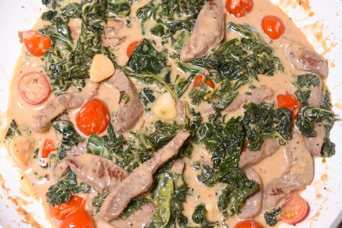 Nun den Grünkohl mit in die Pfanne geben. Die Spaghetti wie gewohnt kochen und anrichten. Mit Käse und frischem Majoran garnieren. (Quelle: Kapuhs/DJV)
