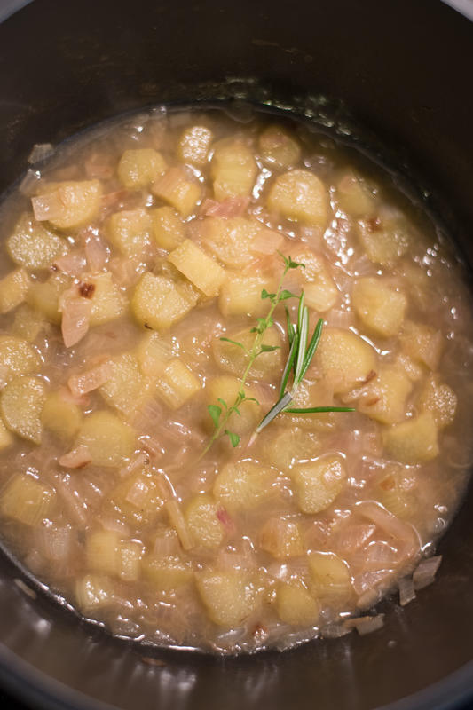 Mit Weißwein und Wildfond ablöschen (Quelle: Kapuhs/DJV)