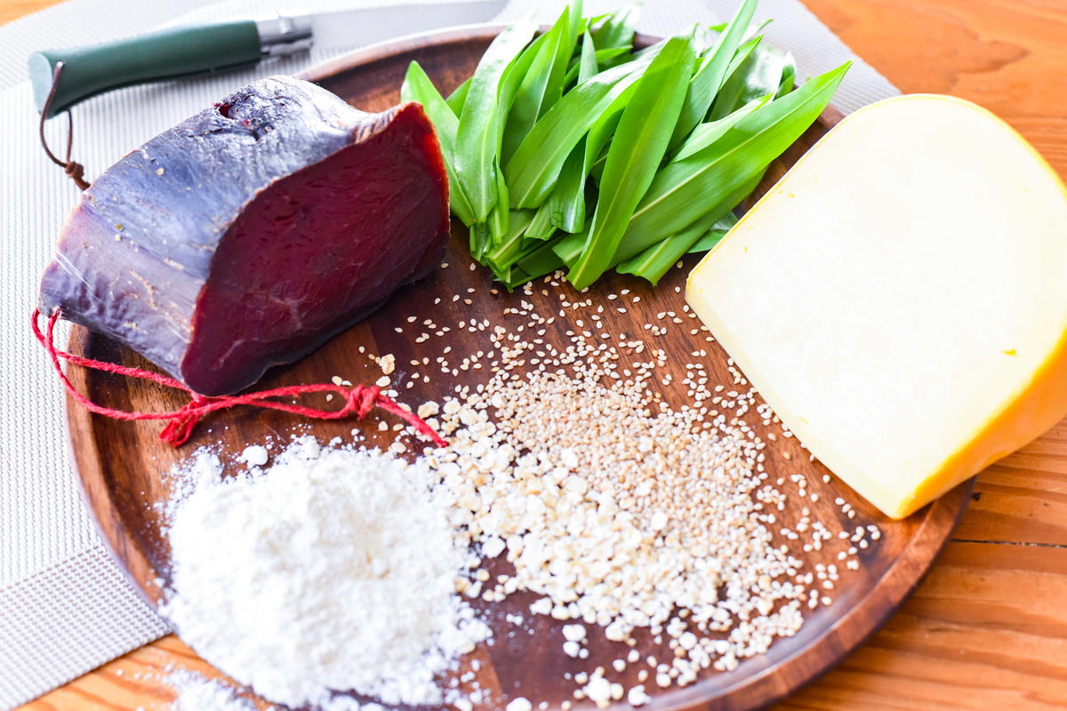 Die Hauptzutaten für das wilde Knäckebrot: Hirschschinken, Bärlauch, Mehl, Sesam, Haferflocken und Gauda.  (Quelle: Kapuhs/DJV)