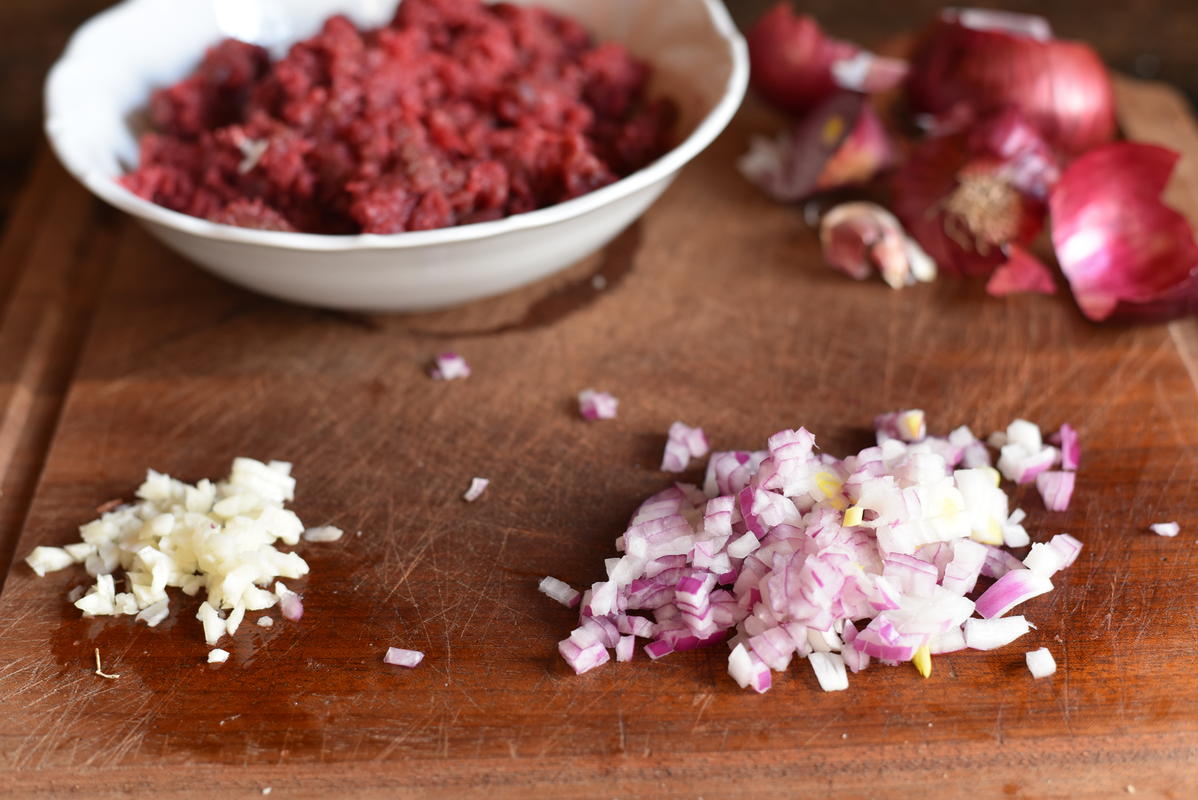 Das Rotwildhack mit Zwiebeln, Knoblauch, Salz und Thymian würzen. (Quelle: Kapuhs/DJV)