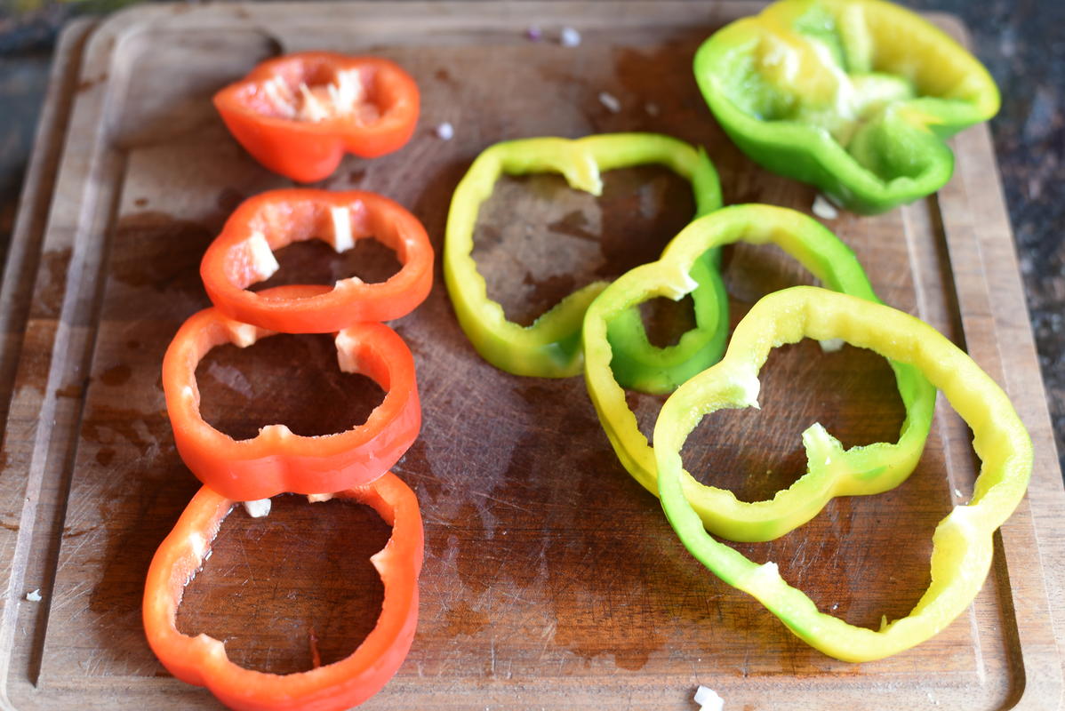 Paprika in zirka zwei Zentimeter starke Ringe schneiden. (Quelle: Kapuhs/DJV)