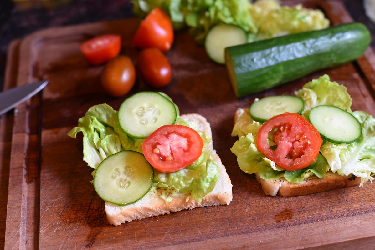 Das Toast mit Kräuterbutter bestreichen und nach Belieben belegen.  (Quelle: Kapuhs/DJV)