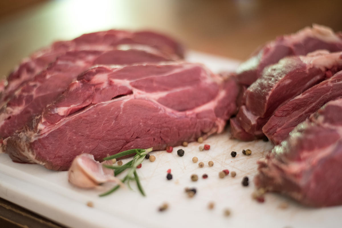 Aus dem Wildschwein-Nacken zwei fingerbreite Steaks schneiden (Quelle: Kapuhs/DJV)