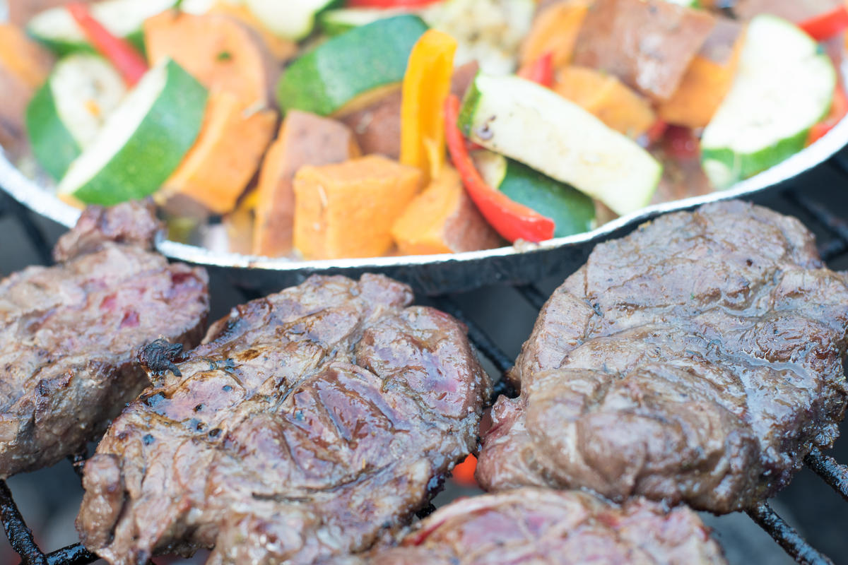 Die Steaks nach fünf Minuten, das Gemüse öfter wenden (Quelle: Kapuhs/DJV)