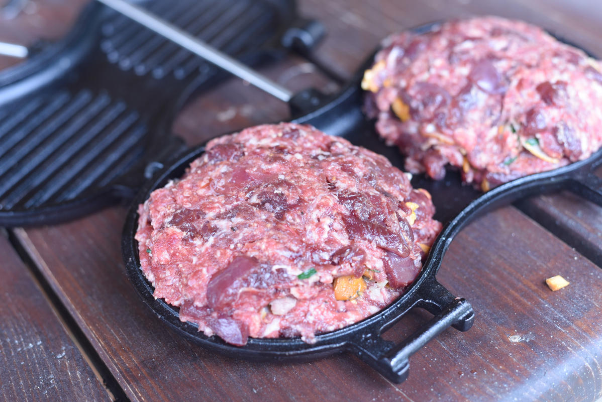 Nun mit dem restlichen Fleisch abdecken (Quelle: Kapuhs/DJV)