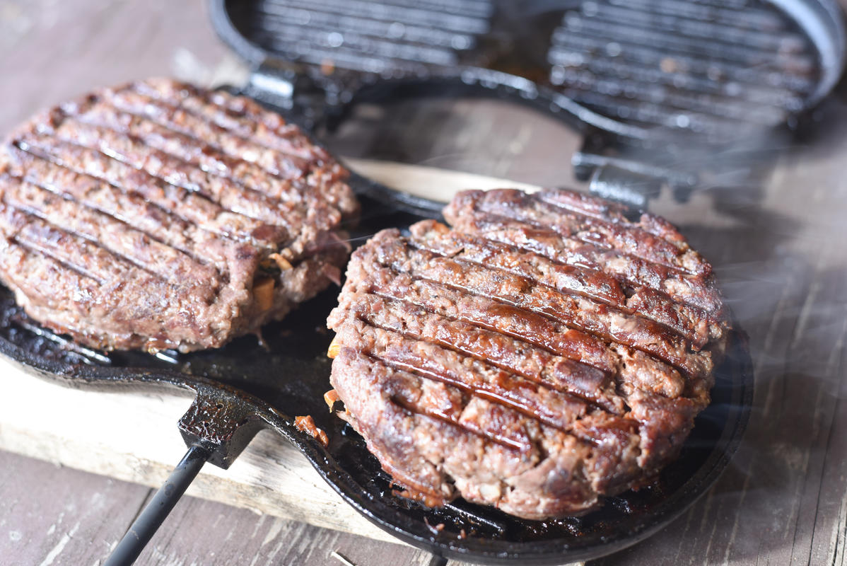 Fertig sind die Patties - außen knusprig, innen saftig (Quelle: Kapuhs/DJV)