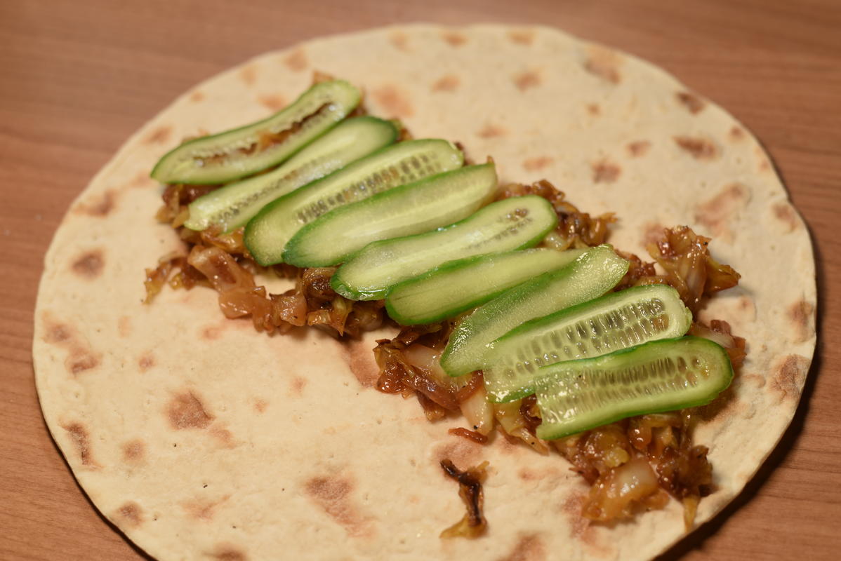 Die kleinen Salatgurken mit einem Sparschäler in feine Streifen schneiden und ebenfalls auf den Wrap geben (Quelle: Kapuhs/DJV )