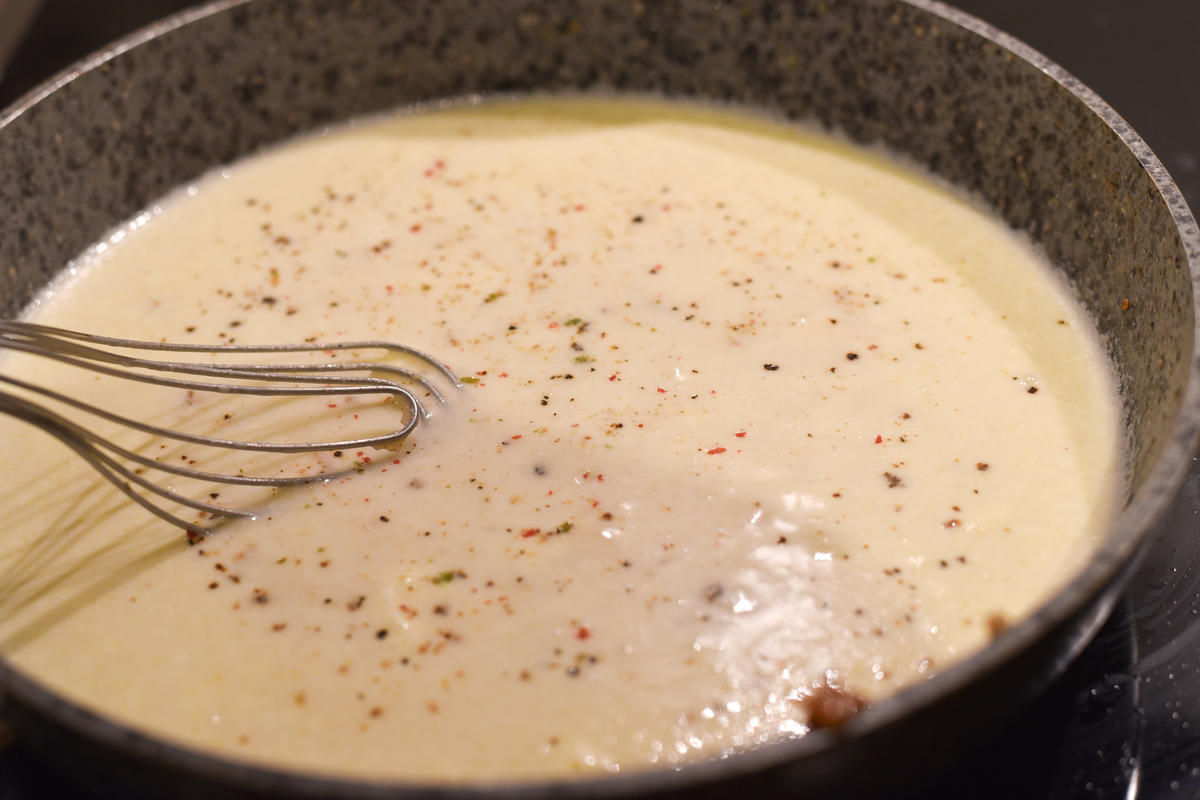 Für die Soße Weißwein, Kochwasser und Creme Fraiche verrühren. Mit Salz und Pfeffer abschmecken.  (Quelle: Kapuhs/DJV)