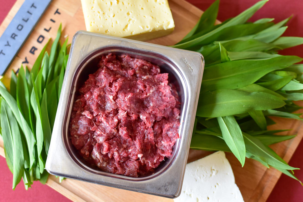 Die Hauptzutaten für das Rezept: Wildschwein-Hackfleisch, Bärlauch, Tilsiter, Feta-Käse und Blätterteig.  (Quelle: Kapuhs/DJV)