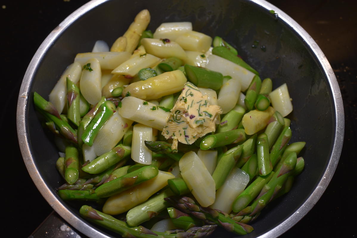 Den weißen Spargel schälen, die holzigen Enden abschneiden, vorkochen und anschließend mit dem grünen Spargel in Bärlauchbutter anrösten.  (Quelle: Kapuhs/DJV)