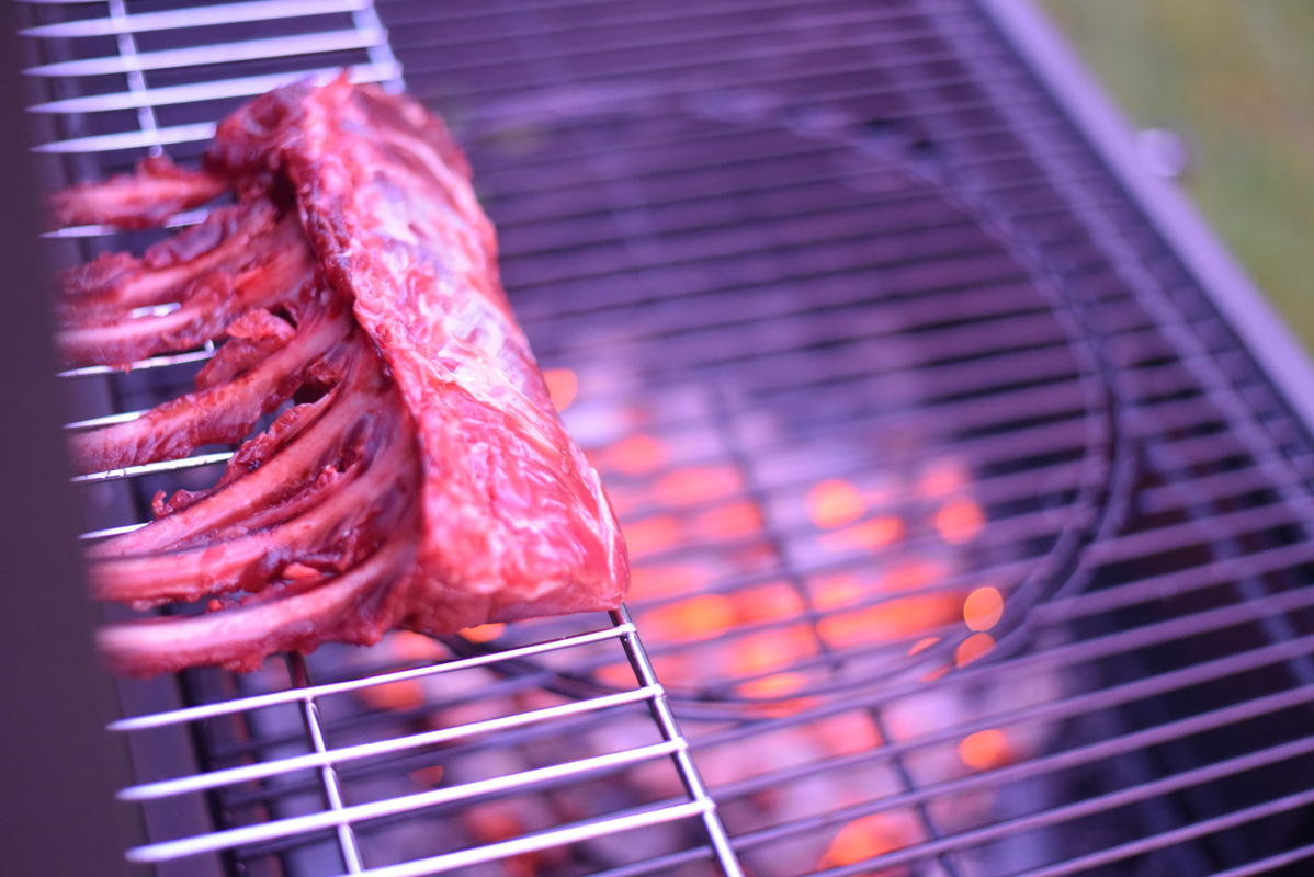 Das Wildschwein-Karree mit Salz und etwas Zucker würzen. Nun indirekt, bei geschlossenem Deckel und zirka 140 Grad Celsius, für 30 Minuten grillen. (Quelle: Kapuhs/DJV)