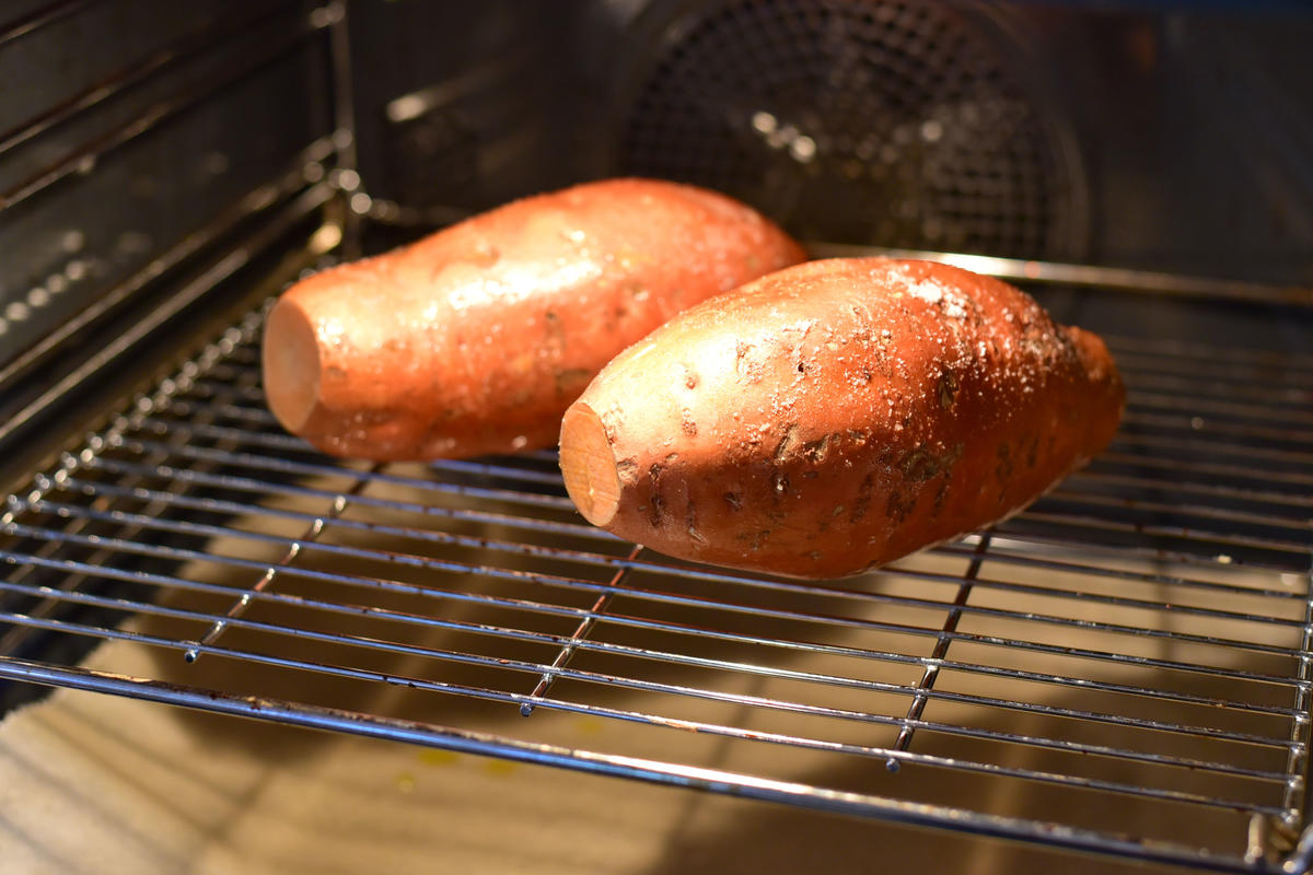 Die Süßkartoffeln waschen, mit Öl bestreichen und salzen. Je nach Größe zirka 45 bis 60 Minuten backen.  (Quelle: Kapuhs/DJV)